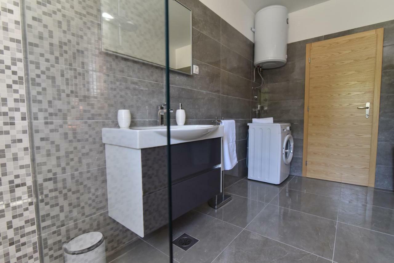 Villa Village Idylle With Heated Pool, Sauna, Jacuzzy And Private Parking Sukošan Extérieur photo