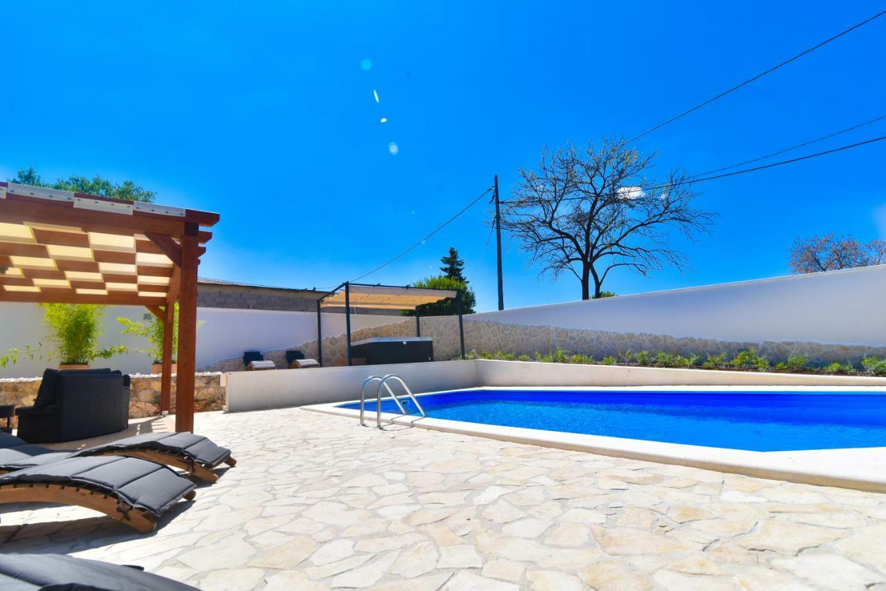 Villa Village Idylle With Heated Pool, Sauna, Jacuzzy And Private Parking Sukošan Extérieur photo